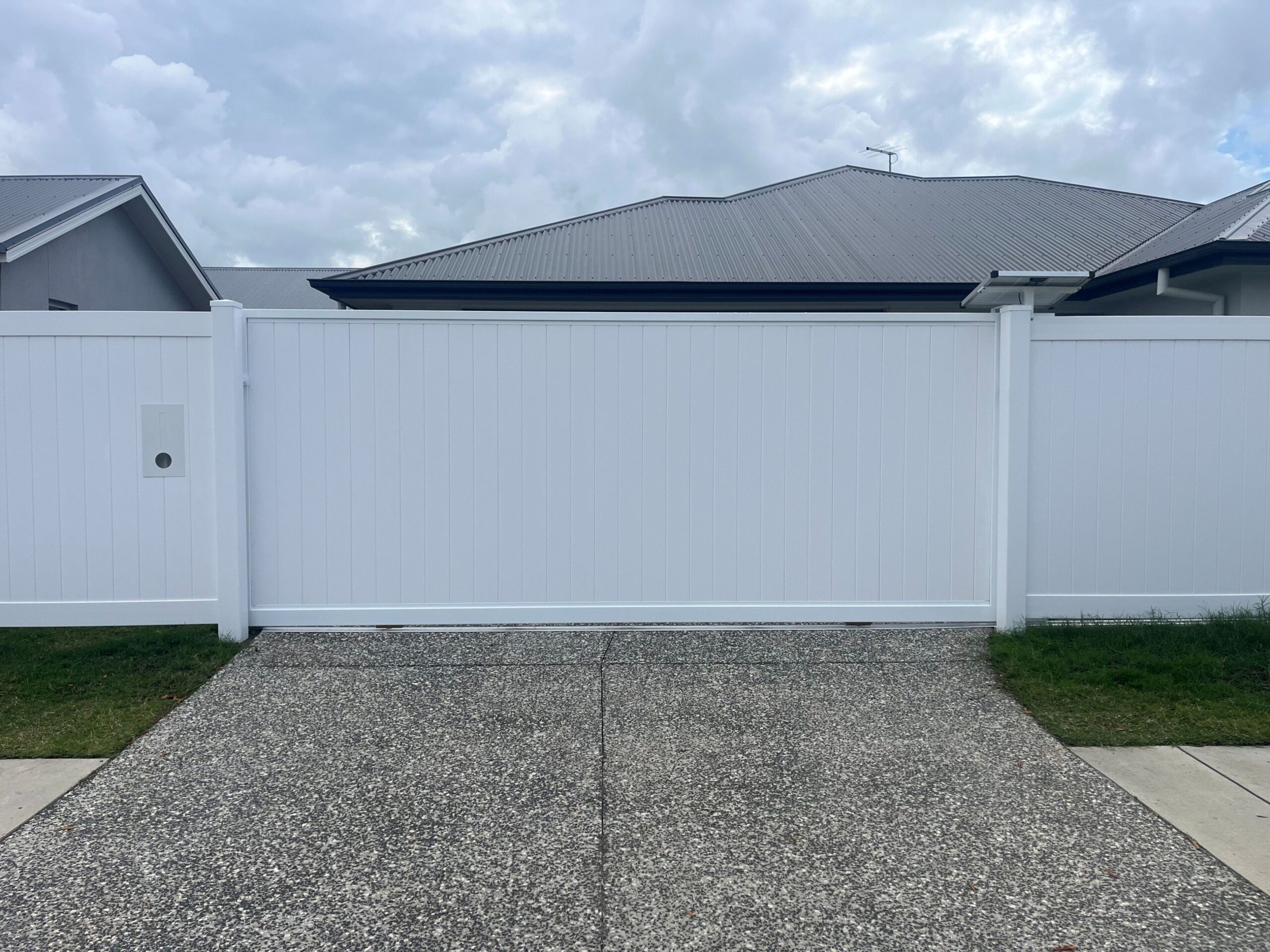 240910 Sliding PVC gate for Pete Elite Fencing 111122(5)